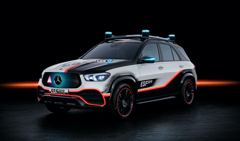 Illustration for article titled Mercedes' Latest Experimental Safety Car Has a Little Robot Triangle, Among Other Things
